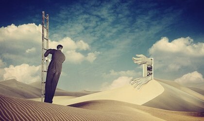 Homem em escada no deserto