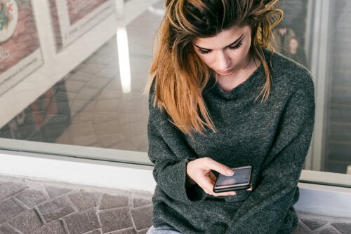 Mulher buscando emprego no celular
