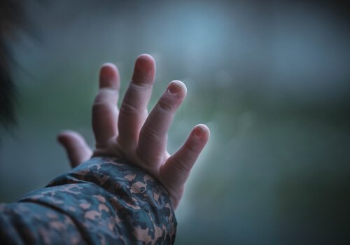 Mão de criança pequena em janela