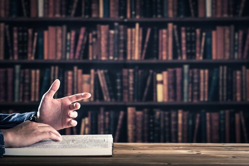 Homem gesticulando ao ler livro