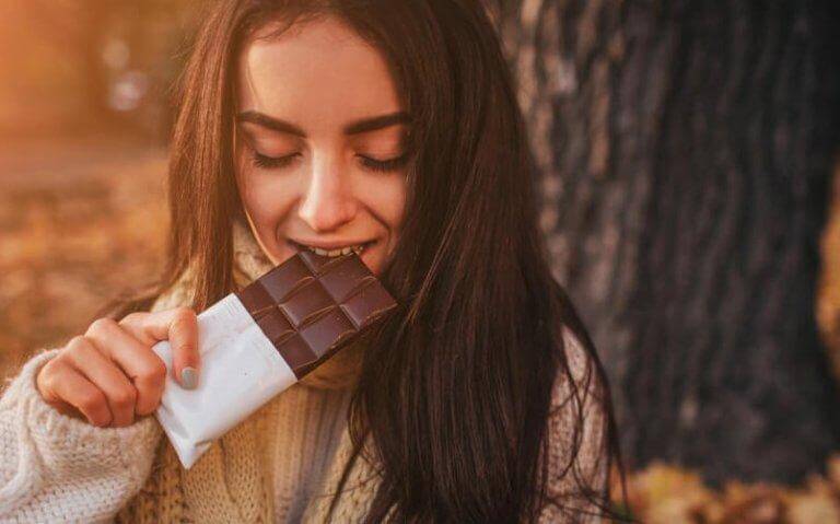Jovem comendo chocolate