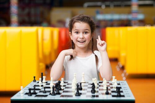 Menina jogando xadrez