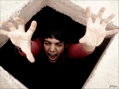 A indução de estados dissociativos é uma técnica de lavagem cerebral