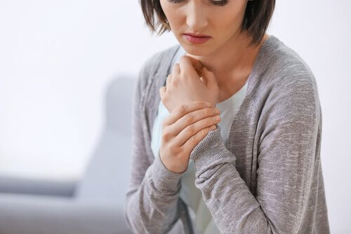 Mulher precisa de terapia somática para liberar emoções