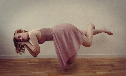 Mulher dormindo e flutuando