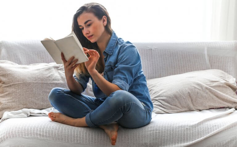 Mulher lendo livro para superar a ansiedade