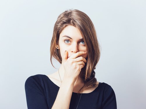 Mulher censurando a si mesma