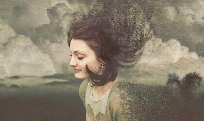 Mulher tranquila nas nuvens