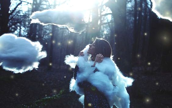 Mulher em contato com seu inconsciente