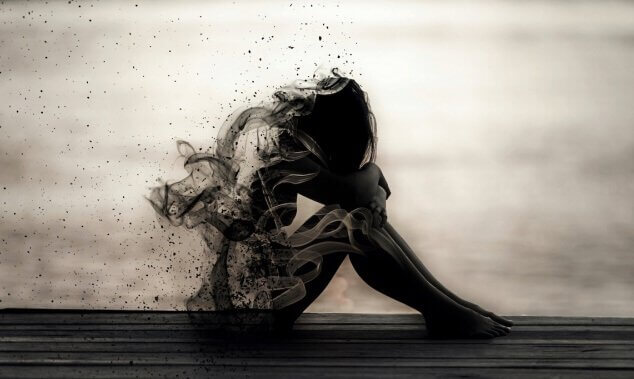 Mulher envolvida por seus medos