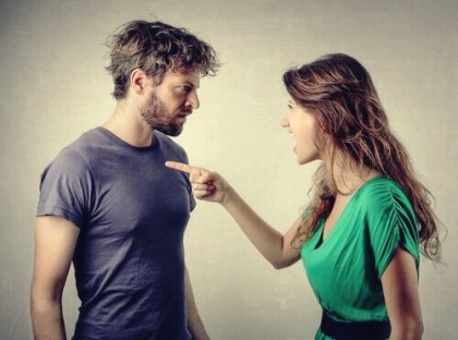 Casal discutindo