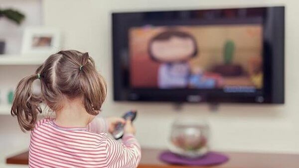 Criança vendo televisão