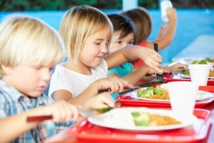 Crianças comendo na escola