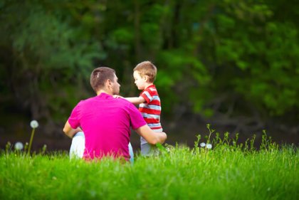 Filho conversando com o pai