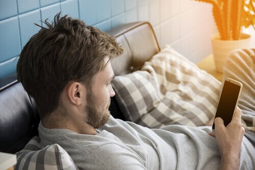 Homem checando celular