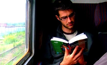 Homem lendo no trem