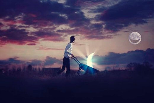 Homem carregando Lua