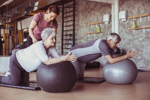 Idosos fazendo exercício