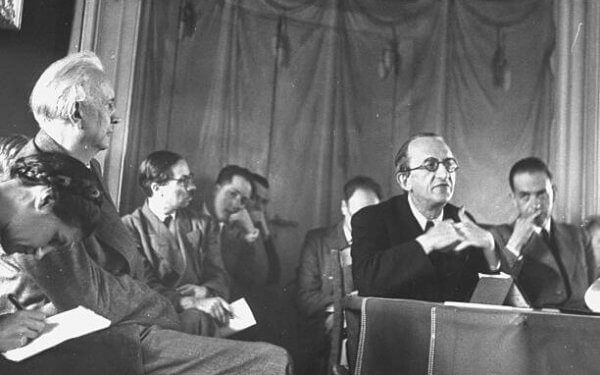 Karl Jaspers em uma reunião