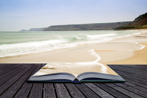 Livro aberto na praia