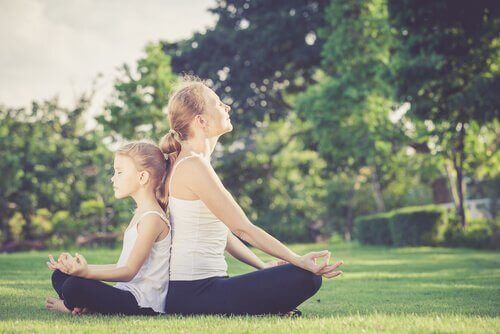 Mãe e filha meditando