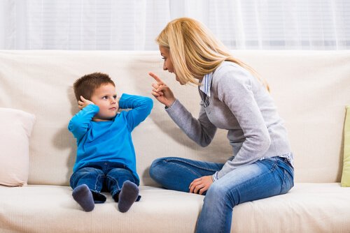 Mãe brigando com o filho