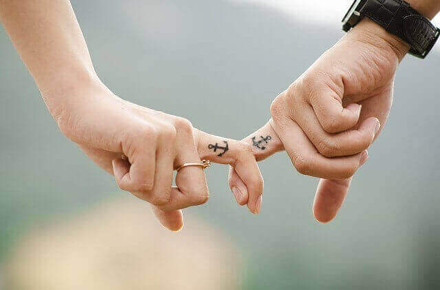 Casal com tatuagens apaixonadas