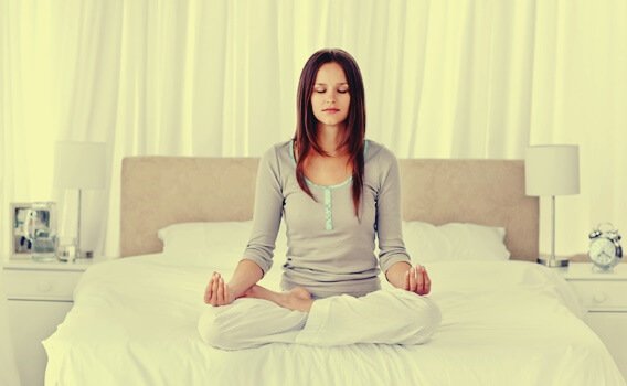 Mulher meditando