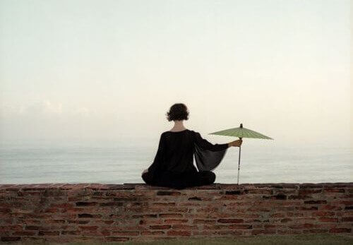 Mulher meditando