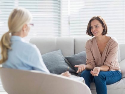 Paciente contando algo para uma terapeuta