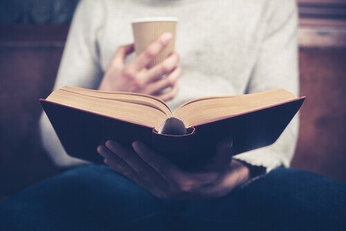 Mulher lendo um livro