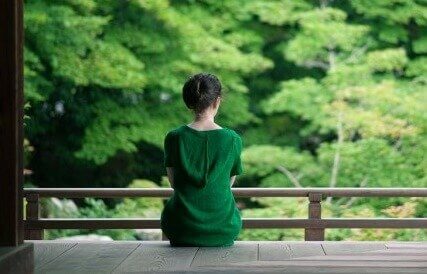 Mulher observando a natureza