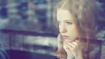 Mulher preocupada com o futuro