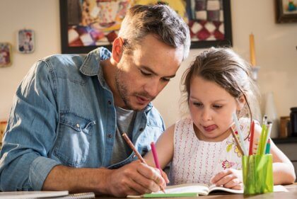 Pai pintando com a filha
