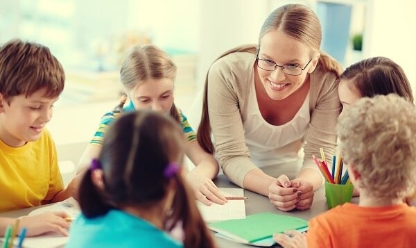Professora com seus alunos