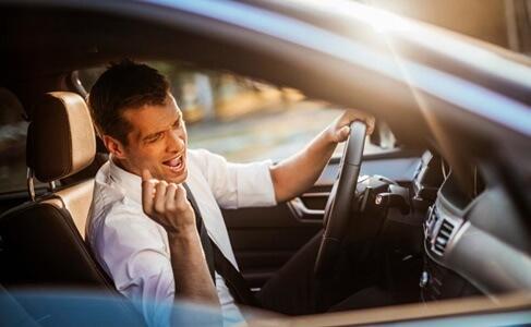 Homem cantando no carro