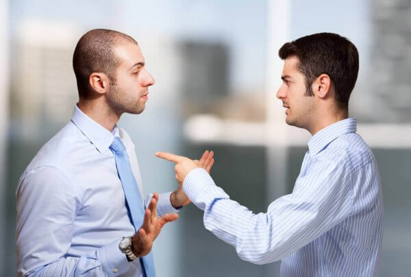 Homens discutindo