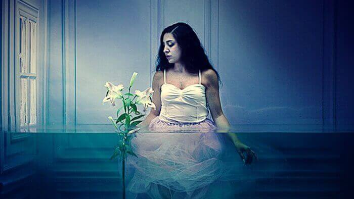 Mulher em quarto cheio de água