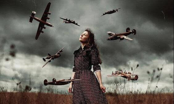 Mulher rodeada por aviões de guerra