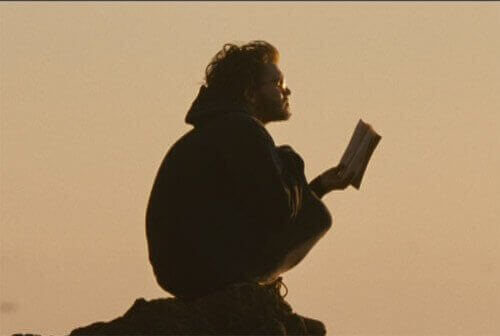 Christopher lendo um livro