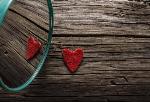 Coração de feltro representando o amor por si mesmo