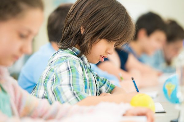 Crianças escrevendo na escola