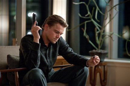 Leonardo di Caprio com arma na mão