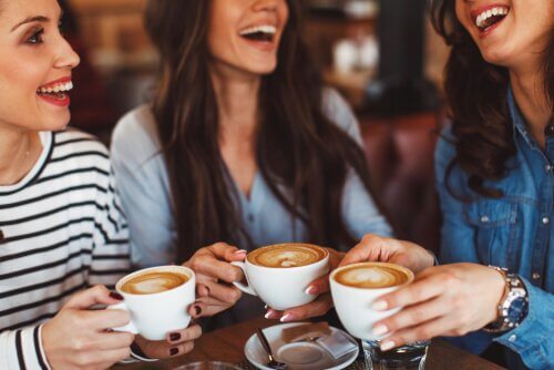 Amigas tomando café