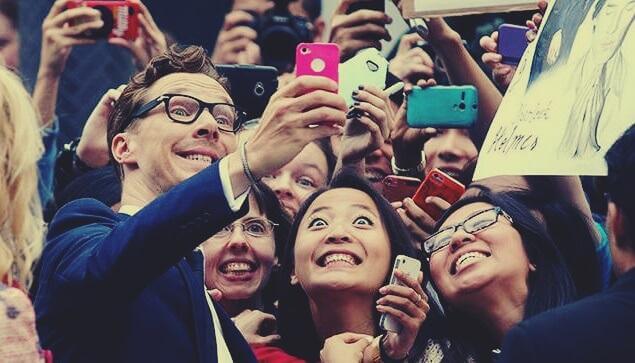 Fãs tirando foto com ídolo