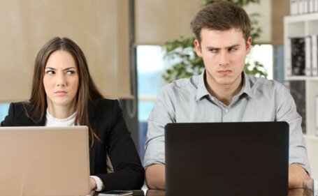 Casal incomodado um com o outro