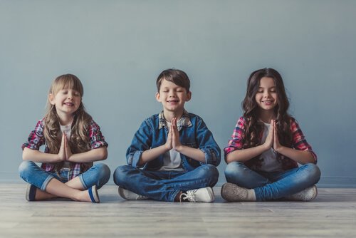 Crianças meditando