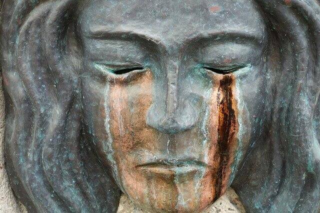 Escultura de mulher chorando