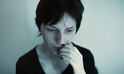 Mulher com medo de adoecer