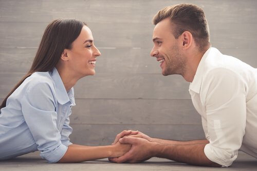 Homem e mulher sorrindo um para o outro